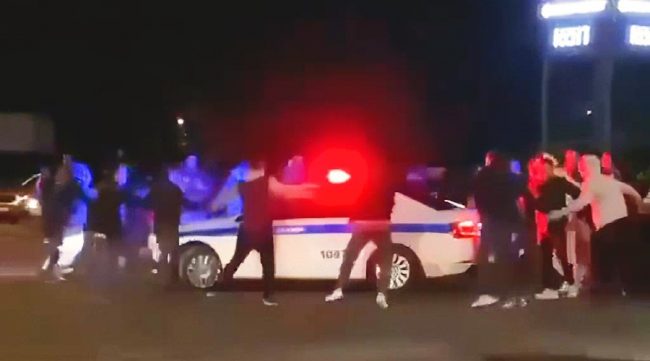 Группа молодых людей в Симферополе устроила хоровод вокруг полицейской машины на парковке возле торгового центра «Южная Галерея»