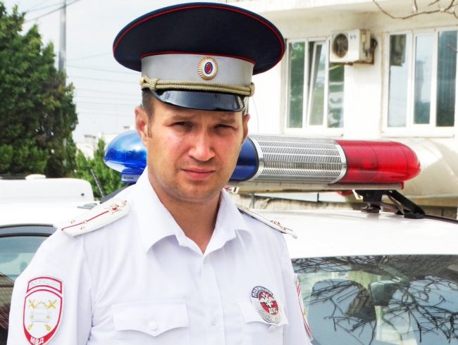 Сотрудник дорожно-патрульной службы ГИБДД УМВД России по г. Севастополю Борис Копин