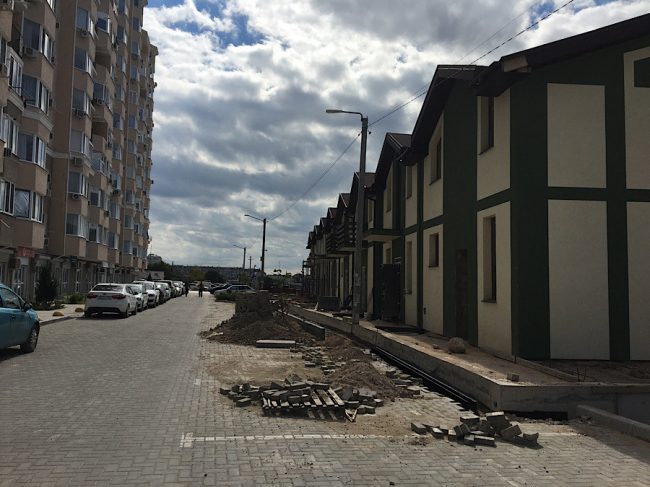В Севастополе застройщику удалось возвести таунхаусы впритык к многоквартирному дому по улице Шевченко, 26, несмотря на протест местных жителей.