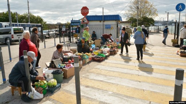 Власти Севастополя не могут справиться со стихийной торговлей на площади Захарова