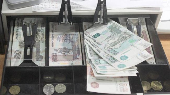 присвоил денежные средства из кассы