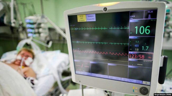 пациент с COVID-19 находится в тяжелом состоянии