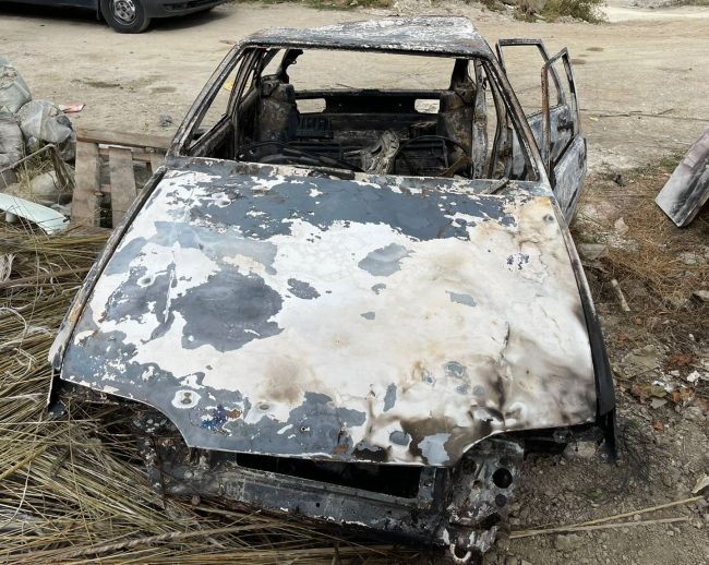 сгоревший в лесу под Алуштой автомобиль