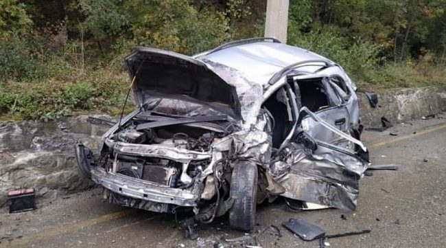 в 09.20 на автодороге Алушта – Ялта 37-летний водитель грузового автомобиля Mercedes-Benz, двигаясь со стороны Алушты, не справившись с управлением, допустил занос транспортного средства, выехал на полосу встречного движения, где столкнулся с автомобилем O