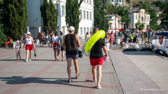 туристы в Балаклаве