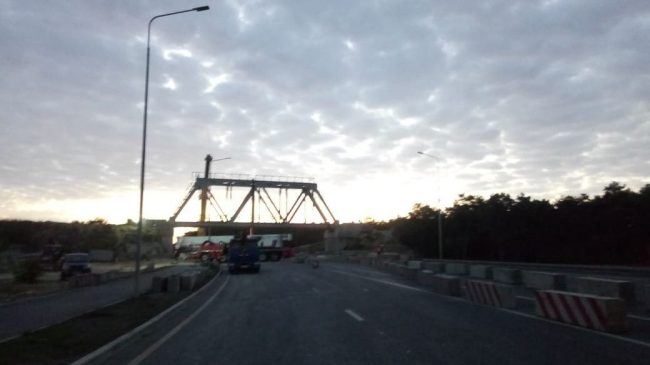 На Камышовом шоссе в Севастополе смонтировали пролёт железнодорожного моста