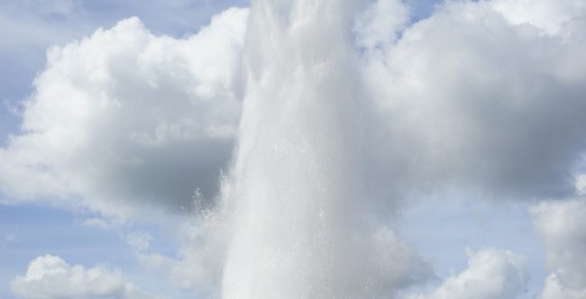 из-под земли вырвался столб воды