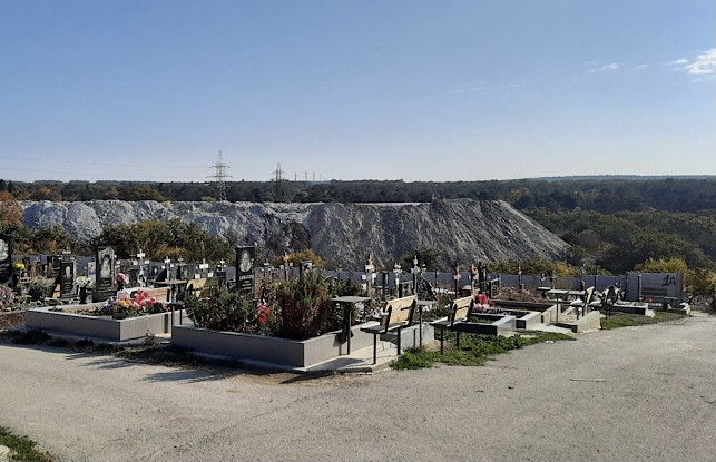 Огромная насыпь грунта со строительной техникой на вершине «выросла» в районе кладбища на Мекензиевых горах в Севастополе