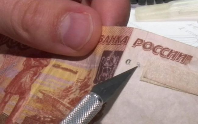Подозреваемые пытались расплачиваться поддельными деньгами в продуктовых магазинах.