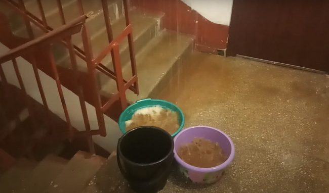 прорыв трубы вода в подъезде