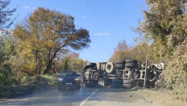 Под Симферополем произошло ДТП с участием цементовоза. Пострадали три человека, один из них – ребёнок.