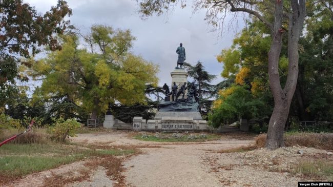 Памятник Тотлебену на Историческом бульваре в Севастополе