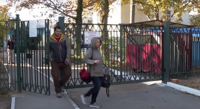 В детском саду №129 разгорается конфликт между руководством учреждения и родителями маленьких севастопольцев. Горожане требуют от директора вернуть воспитательницу Ингу Нишейко, за плечами у которой более 20 лет педагогического стажа. По словам родителей м