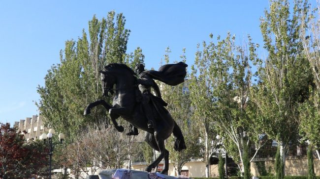 Памятник генералу Котляревскому в Феодосии снова испорчен. Вандалы отломили саблю от скульптуры 26 октября.