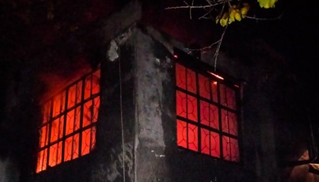 В ночь на 30 октября в 2 часа 38 минут в оперативную дежурную смену Центра управления в кризисных ситуациях Главного управления МЧС России по городу Севастополю поступило сообщение, что по улице Курчатова случился пожар на территории частного домовладения.