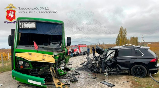 Примерно в 14.31 на правом закруглении автодороги Андреевка – Солнечный водитель 1992 года рождения, управляя автомобилем Volkswagen Tiguan, не справился с управлением, выехал на встречную полосу движения и допустил столкновение с маршрутным автобусом, сле