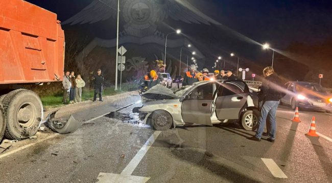 в 17.45 на 58-м километре дороги Симферополь-Бахчисарай-Севастополь. 54-летний мужчина за рулем Daewoo Lanos по неясным пока причинам наехал на КамАЗ со включенной аварийной сигнализацией, который стоял на обочине