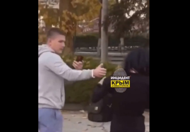В Симферополе группа молодых людей издевается над прохожими, преимущественно над бездомными