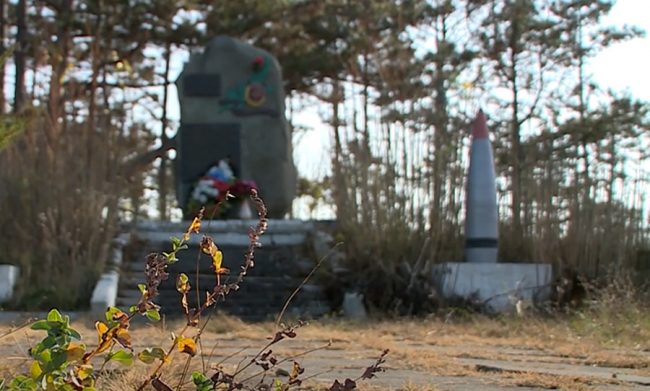 Заросли сухой травы, поломанные скамейки, мусор и полное забвение. В таком состоянии сейчас находится памятник первым защитникам Севастополя – личному составу военно-морского училища береговой обороны