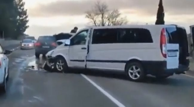 13 ноября примерно в 8.40 на автодороге Севастополь – Ялта водитель автомобиля «Волга» 1988 года рождения выехал на полосу встречного движения и допустил столкновение с микроавтобусом Mercedes с восемью пассажирами