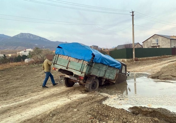 после прорыва подземного водовода грузовик провалился в образовавшуюся яму