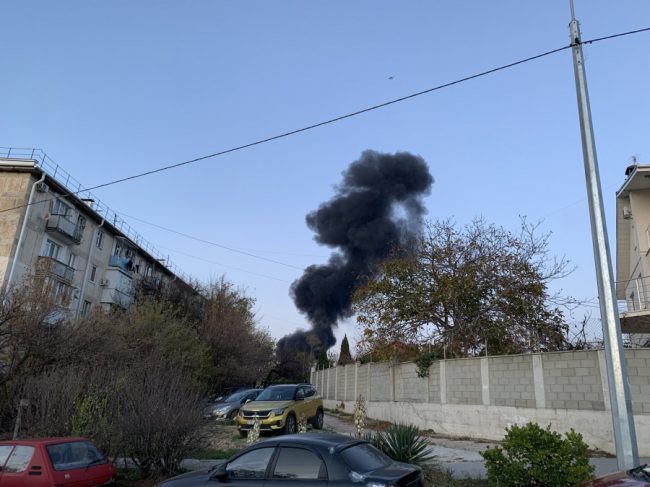 Прямо под окнами жилых домов по улице Надежды Островской возникло мощное задымление