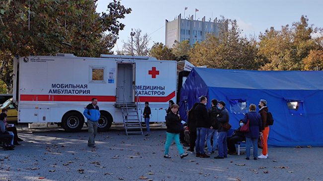 возле пункта вакцинации на площади Нахимова в Севастополе