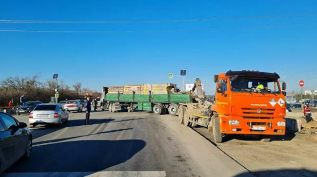 В Симферопольском районе произошло ДТП с участием трех автомобилей. Столкновение случилось днем в понедельник на Московском шоссе в районе поворота на Республиканскую клиническую больницу имени Семашко