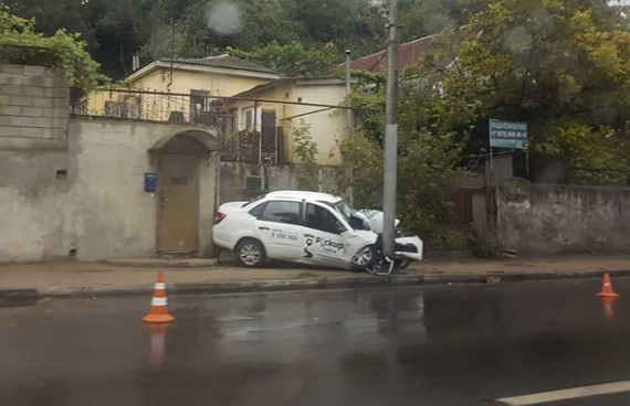в 6.15 утра 28 июня 2019 года 35-летний водитель автомобиля "Лада Гранта" двигался по ул. Героев Севастополя. Мужчина не справился с управлением и совершил наезд на световую опору