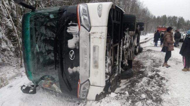 На федеральной трассе «Сортавала» перевернулся экскурсионный автобус, в котором из Петрозаводска в Рускеалу ехали туристы, в том числе студенты Севастопольского государственного университета