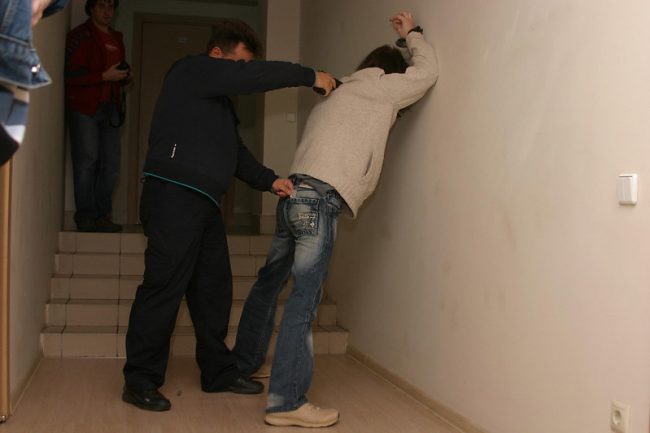 задержание в подъезде