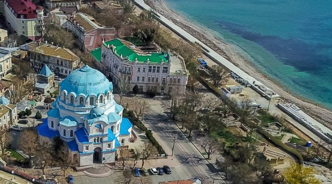 запущенное историческое здание в центре Евпатории на ул. Революции, 43 - гостиница «Бо-Риважъ», она же бывший пансионат «Орбита»