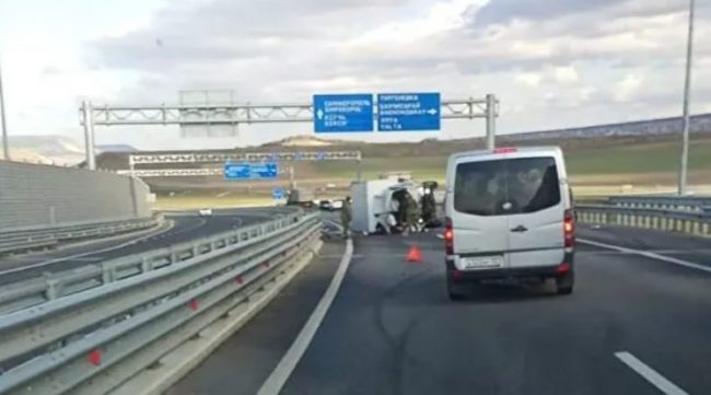 Оба автомобиля двигались со стороны Севастополя в сторону Симферополя. Водитель автомобиля Hyundai Elantra при перестроении столкнулся с грузовым автомобилем Hyundai