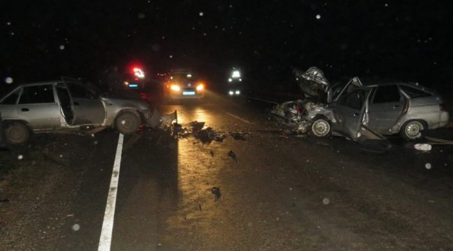 «ВАЗ», двигаясь по автодороге Нижнегорск – Белогорск вблизи села Косточковое Нижнегорского района, не выбрал безопасную скорость движения, не учел дорожную обстановку, допустил занос машины с выездом на полосу встречного движения, где столкнулся с автомоби