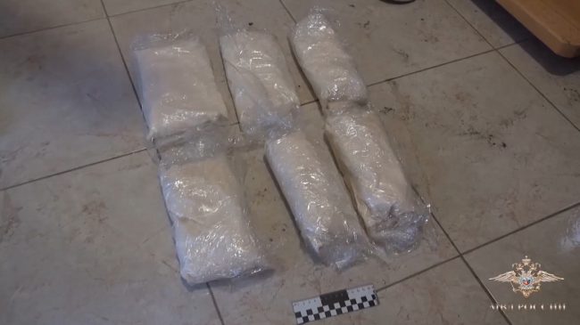 Для хранения и фасовки криминального товара они арендовали дома, квартиры и гаражи на территории