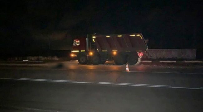 Пешеход погиб под колесами грузовика Mercedes на въезде в Евпаторию.