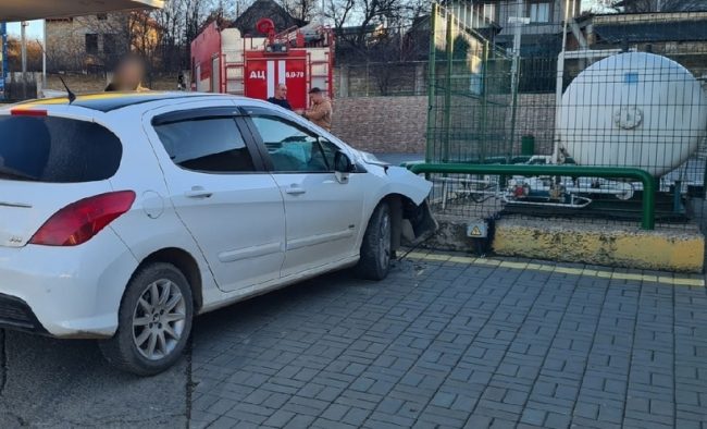 Водитель легкового автомобиля Peugeot во время движения допустил съезд транспортного средства за пределы дорожного полотна и совершил столкновение с газовым модулем