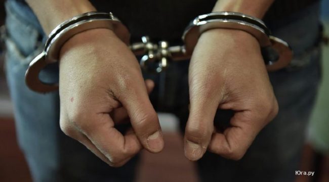 задержанный в наручниках