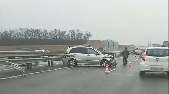 Водитель попавшей в аварию машины погиб под колесами другого авто