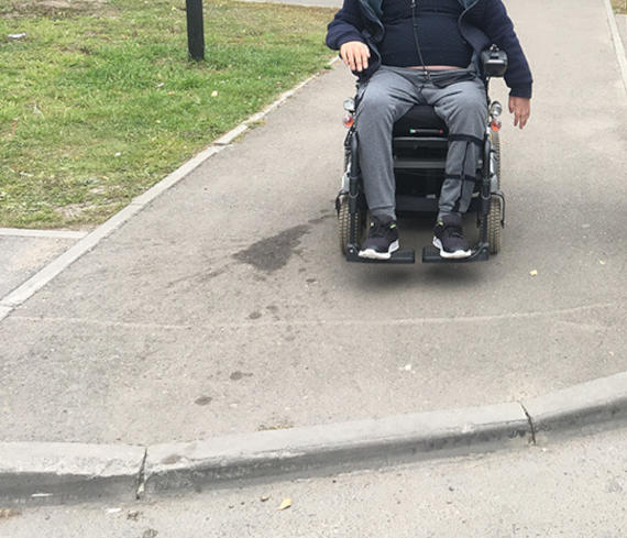 дорожные участки, на которых не оборудованы плавные съезды с тротуаров с учётом их доступности для маломобильных групп населения