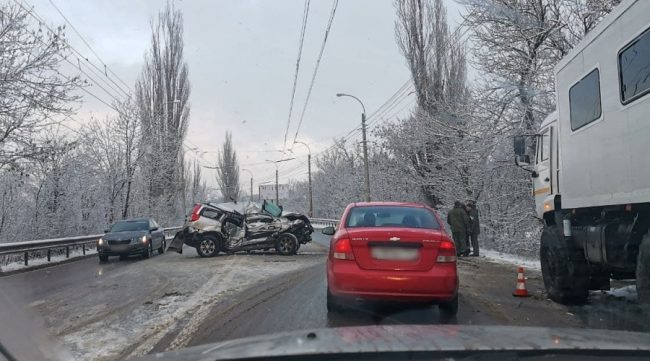 Медики доставили в медучреждение мужчину, который впал в кому после ДТП, произошедшего на трассе в районе села Перевальное Симферопольского района.