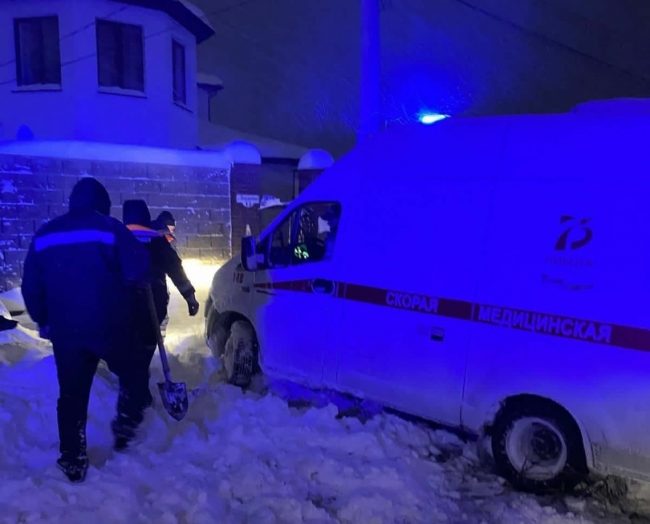 Севастопольские спасатели ночью 22 декабря достали застрявший в сугробе автомобиль скорой помощи. Авария, как сообщили в пресс-службе Центра гражданской защиты, произошла на улице Сельской в районе двух часов ночи.
