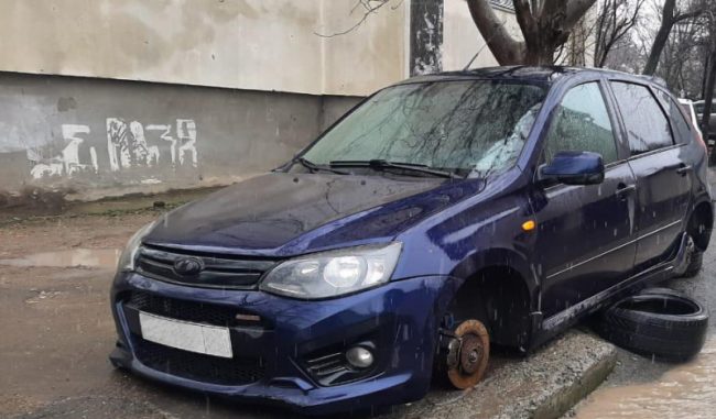В Симферополе в полицию обратился молодой мужчина с заявлением о краже. Потерпевший сообщил, что вечером оставил свою машину «Лада Калина» во дворе дома, а на утро обнаружил отсутствие на ней четырех колес, а на самом автомобиле – повреждения. Общая сумма