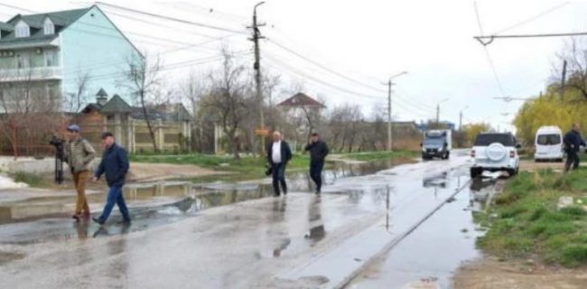 В Евпатории свежий асфальт укладывают прямо на воду
