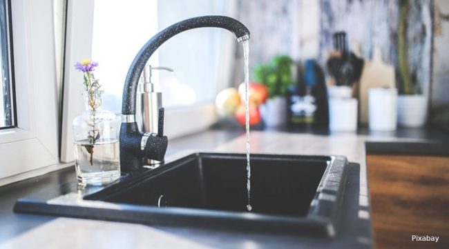 струя воды из крана на кухне