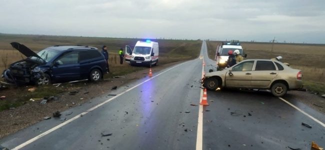 произошло лобовое столкновение двух легковых автомобилей Lada Kalina и SsangYong