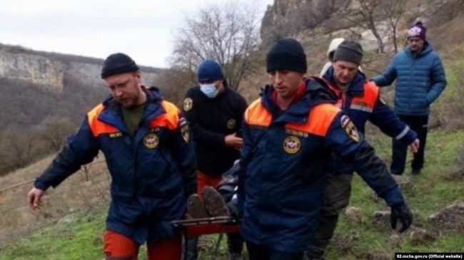 Спасатели оказали помощь женщине, повредившей ногу в районе пещерного города Чуфут-Кале