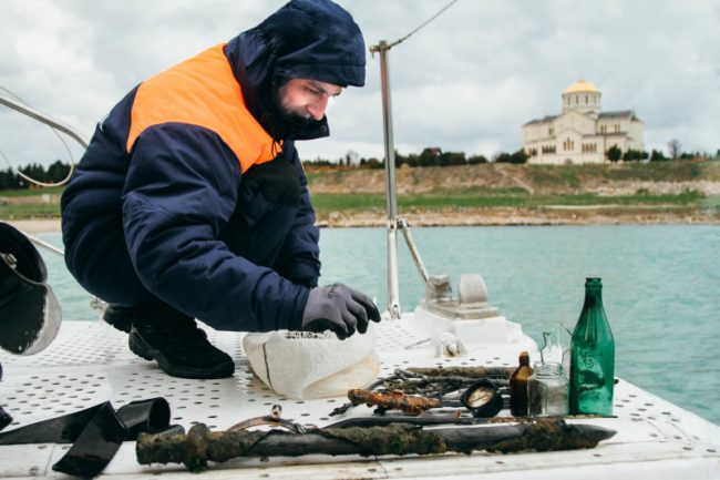 В Севастополе водолазы ГУ МЧС России обследовали морское дно перед крещенскими купаниями в установленных для этого местах. Были обнаружены доски и ветки, бутылки, острые стёкла и фрагменты металла, а также артиллерийский снаряд.