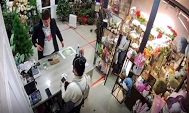 В Бахчисарае пьяный покупатель представился сотрудником ФСБ и оплевал товар