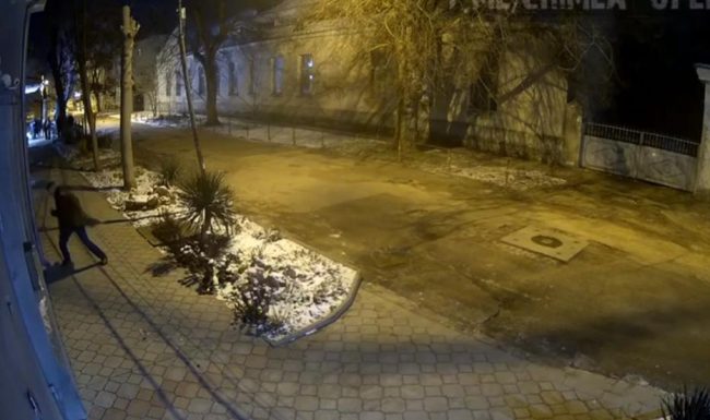 В Евпатории мужчина вступил в схватку с водосточной трубой